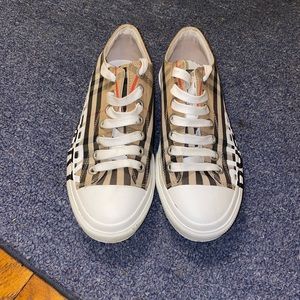 Burberry size 8 fit like a 7 worn once